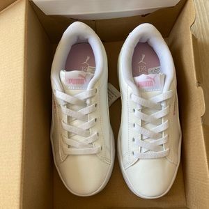 New Girls puma tennis shoes